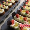 Deelnemer maakt zelf een banketbakkersslof tijdens bakworkshop in Zwolle, gevuld met vers fruit