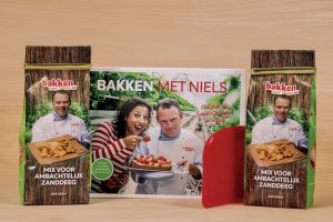 Receptenboek Bakken met Niels, 2 stuks met zanddeeg en deegkrabber - Bakken met Niels