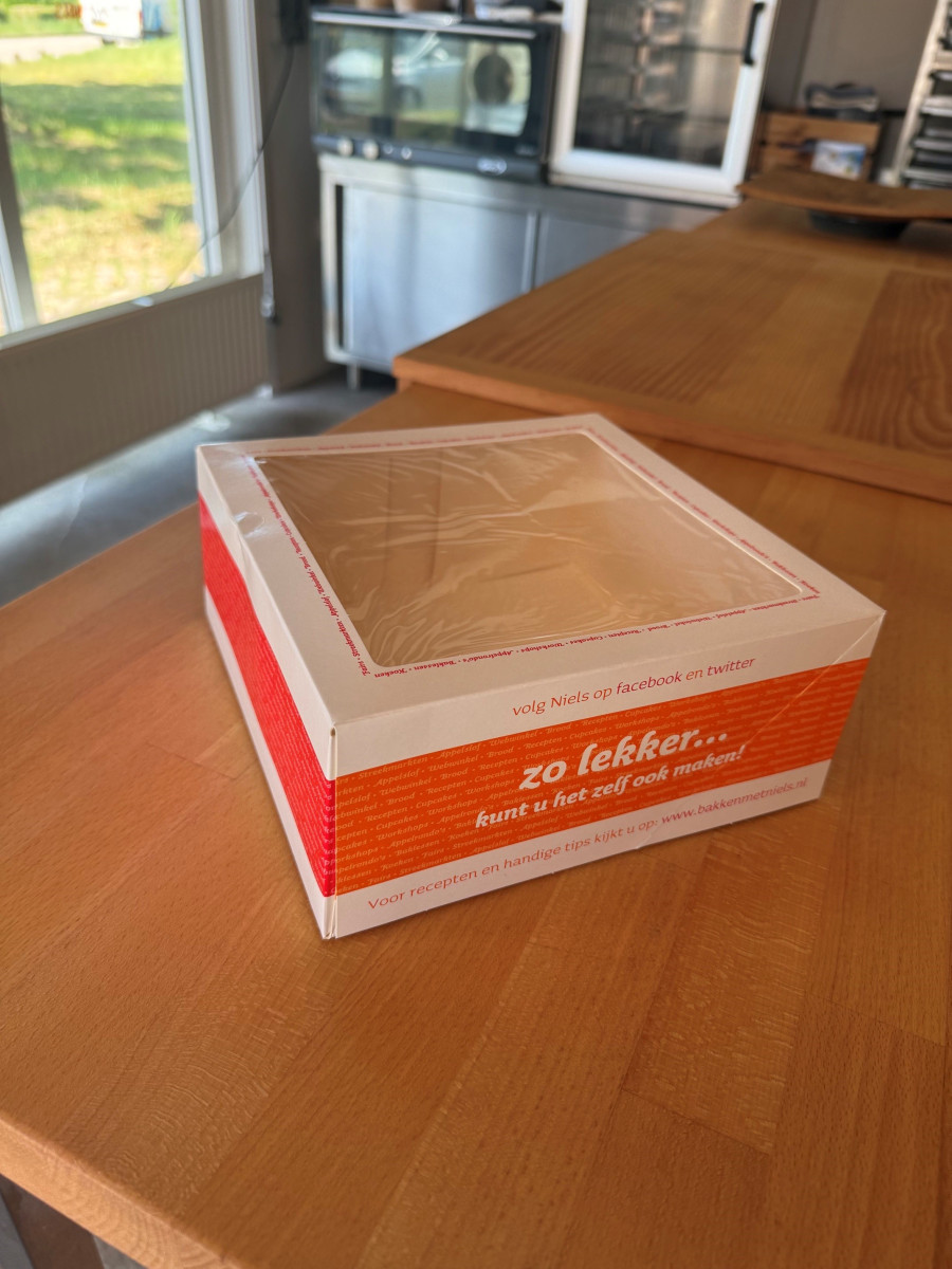 Bakken met Niels taartdoos met transparant venster 21x21cm voor veilig transport van taarten en sloffen