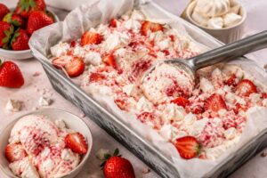 Kom met romig roze aardbeien Eton Mess ijs met meringuekruimels en verse aardbeien