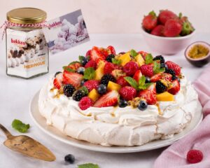 Feestelijke pavlova met slagroom en vers zomerfruit gemaakt met Mix voor meringue van Bakken met Niels