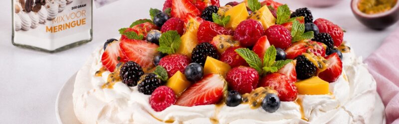 Feestelijke pavlova met slagroom en vers zomerfruit gemaakt met Mix voor meringue van Bakken met Niels