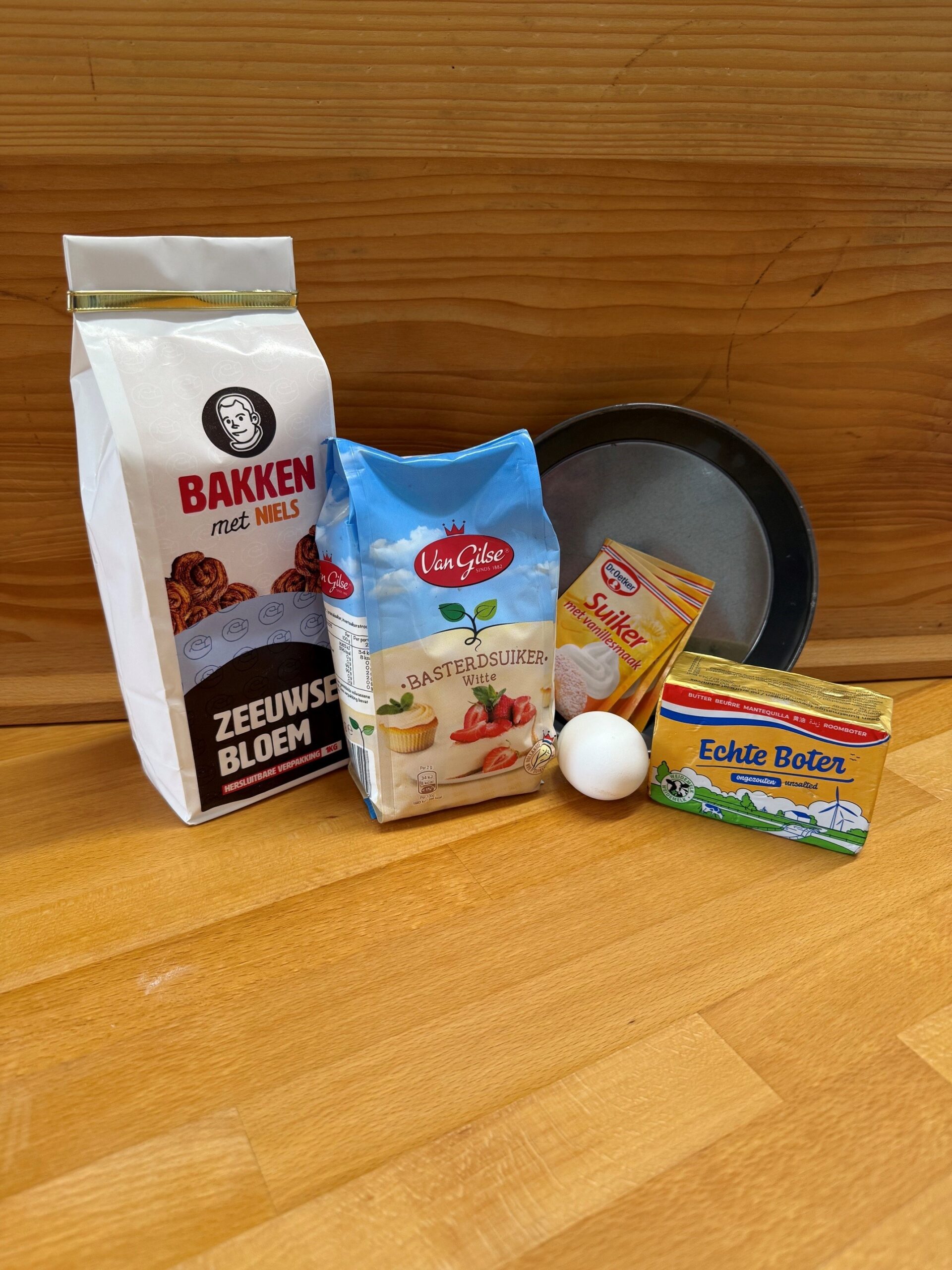Eerlijke Boterkoek bakmix van Hilde met alle droge ingrediënten in verpakking van Bakken met Niels